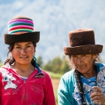 民族衣装　ペルー　レディース ペルー・アンデス：ケチュア族の民族衣装と「ブランカ山群」の大展望