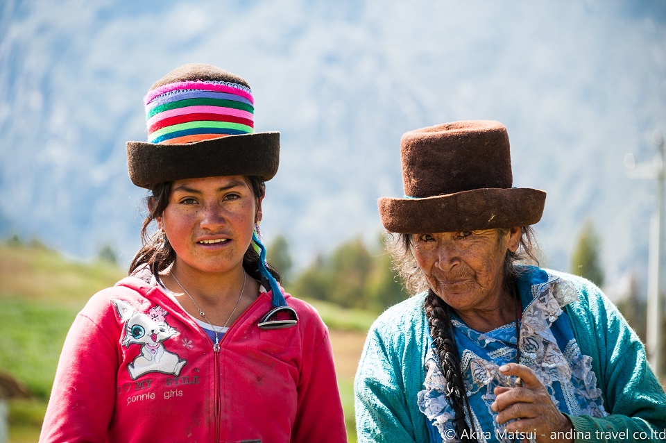 ペルー アンデス ケチュア族の民族衣装と ブランカ山群 の大展望 アンディーナ ブログ
