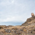 パタゴニアの草原に佇む巨石「迷子石」
