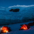 南極の月夜を望む絶景キャンプ