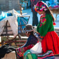 チチカカ湖の民族衣装：女性の多彩な帽子