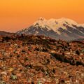 ボリビアの夕景写真：聖なる山と人の営み