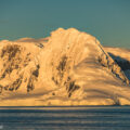 南極大陸に着いた日：朝日とクジラ